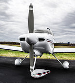 wei%C3%9Fe-flugzeug-gegen-bew%C3%B6lkten