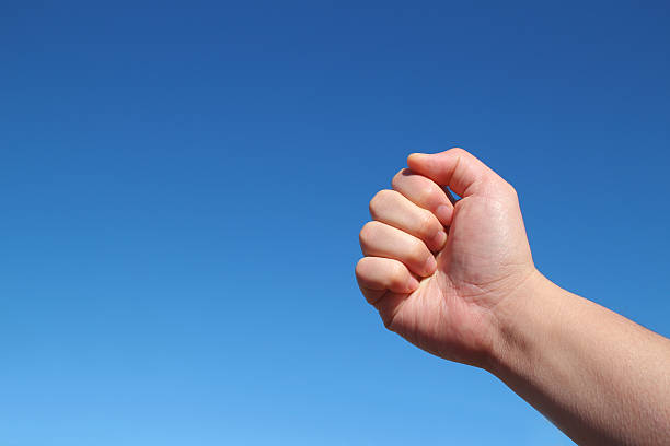 мужчины рука оптимальное сцепление с поверхностью при движении в голубое небо - human hand palm reaching fashion model стоковые фото и изображения