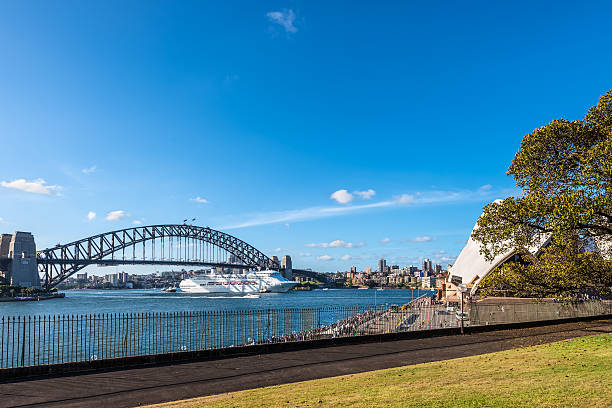 sydney il simbolo più famoso - sydney opera house sydney australia opera house bridge foto e immagini stock