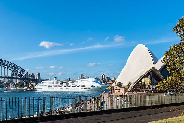 gioiello del pacifico nave da crociera - sydney opera house sydney australia opera house bridge foto e immagini stock
