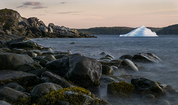 terre-neuve-et-labrador roches iceberg &  le coucher du soleil - atlantic coast flash photos et images de collection