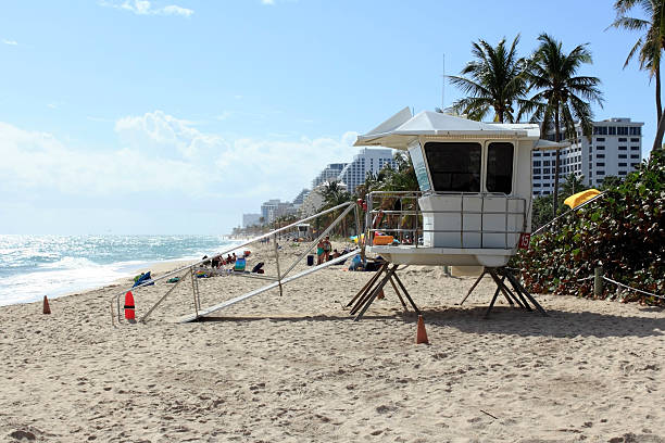 구조대원 타워 인근의 썬라이즈 블리버드 - fort lauderdale florida beach lifeguard 뉴스 사진 이미지