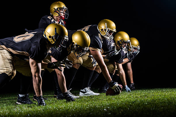 jogadores de futebol americano de posicionamento. - american football imagens e fotografias de stock