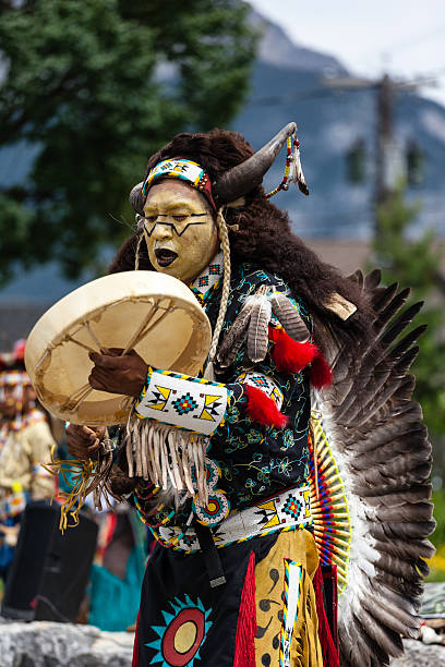 bailarín tradicional de los indios nativos estadounidenses - native american north american tribal culture american culture war fotografías e imágenes de stock