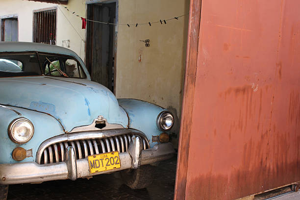 old-fashioned'automobile blu - chevrolet havana cuba 1950s style foto e immagini stock