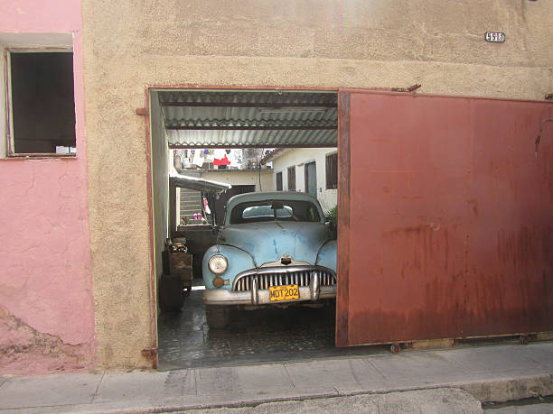 vieux cubain dans un garage de voiture - chevrolet havana cuba 1950s style photos et images de collection