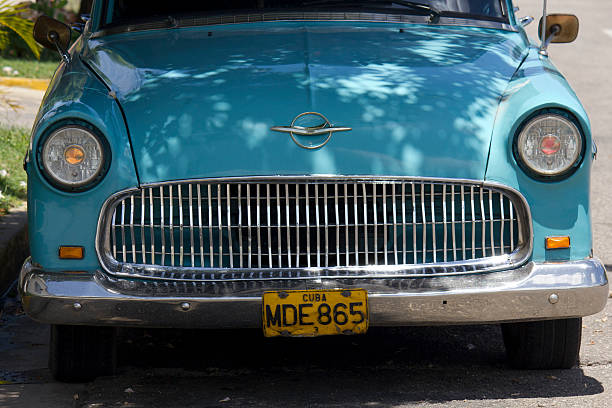 old fashioned auto dettaglio - chevrolet havana cuba 1950s style foto e immagini stock