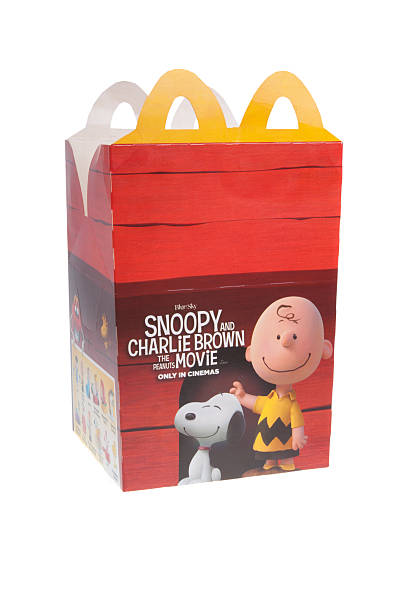 the peanuts movie mcdonalds happy meal - happy meal stockfoto's en -beelden