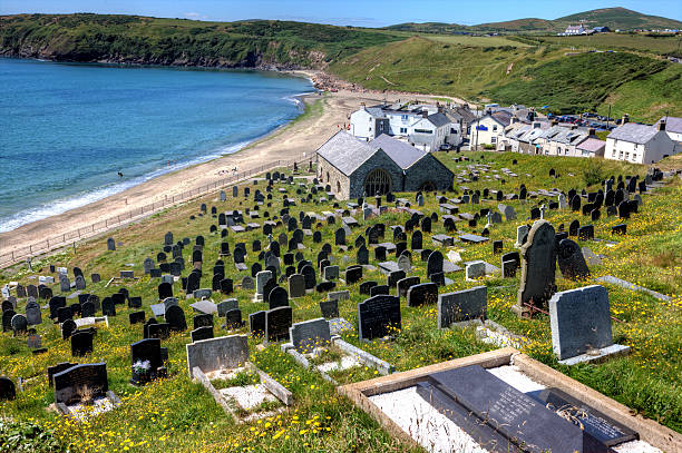 cimetière-dessus aberdaron beach - wales beach editorial people photos et images de collection