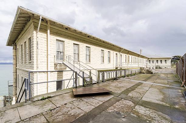 edificio 64 di alcatraz, san francisco, california - alcatraz island prison penitentiary officer foto e immagini stock