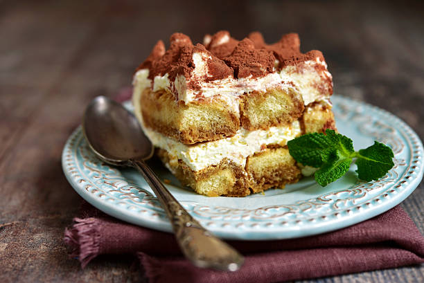 кусок из cake» тирамису " . - tiramisu dessert italian culture spoon стоковые фото и изображения