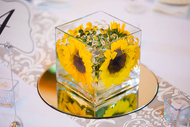 tavolo di nozze con fiori variopinti, servono da centrotavola - wedding centerpiece foto e immagini stock