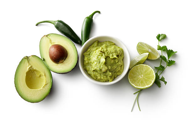 texmex alimentos : guacamole y ingredientes aislado sobre un fondo blanco - guacamole mexican cuisine avocado food fotografías e imágenes de stock