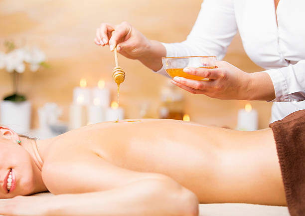 femme en profitant de soins de spa au miel - massage therapist massaging spa treatment relaxation photos et images de collection