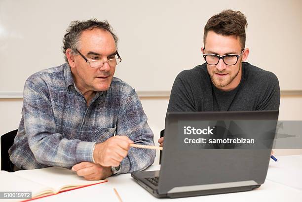 Junger Mann Lehren Ältere Mann Der Nutzung Des Computers Stockfoto und mehr Bilder von Computer