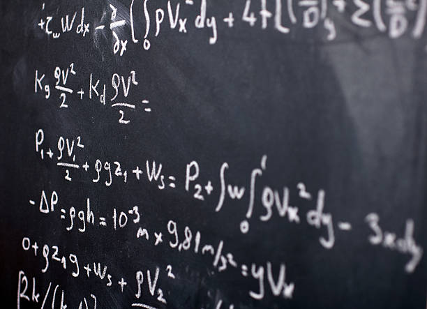 équation mathématique sur un tableau - formula blackboard complexity scientist photos et images de collection