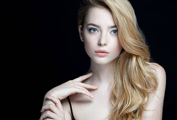 perfetta pelle. primo piano di una bella ragazza - fashion model blond hair women beauty foto e immagini stock