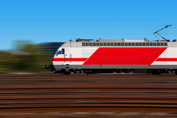 train à grande vitesse avec motion blur - fast motion photos photos et images de collection