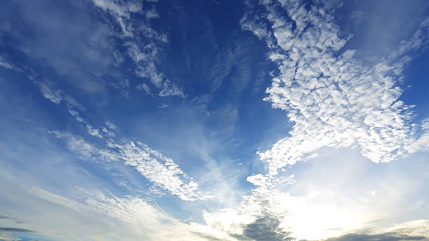 céu azul e nuvens brancas - clear sky contrasts cloud high contrast imagens e fotografias de stock