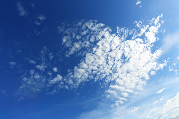 błękitne niebo i białe chmury - clear sky contrasts cloud high contrast zdjęcia i obrazy z banku zdjęć