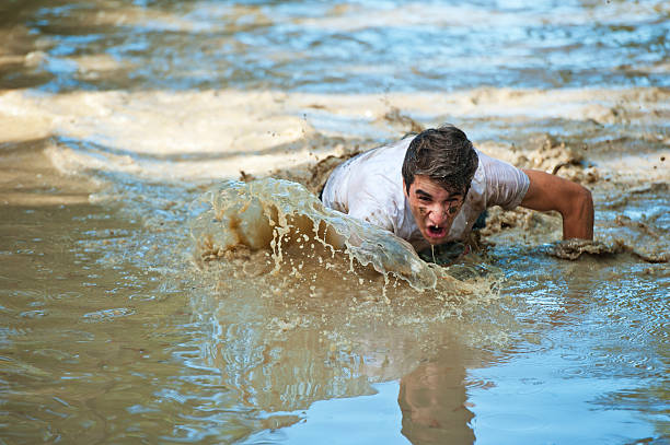 corrida na lama agachamento - mud run - fotografias e filmes do acervo
