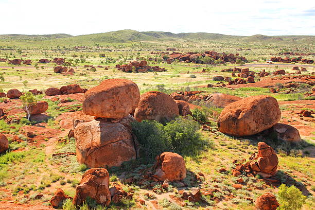 karlu karlu-devils marbles en el outback australia - devils marbles fotografías e imágenes de stock