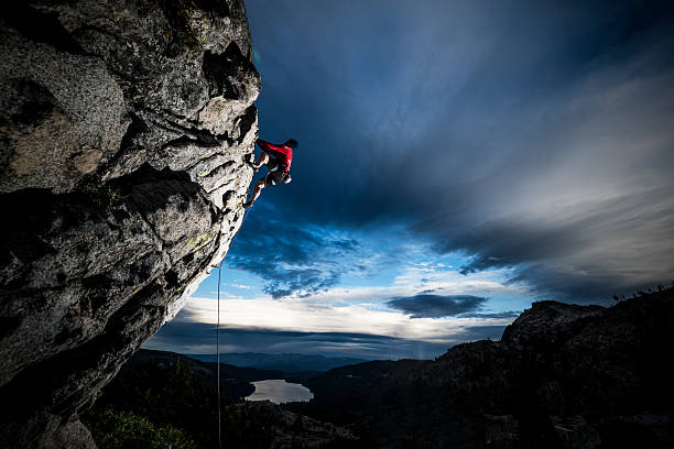 logro - escalada en solitario fotografías e imágenes de stock