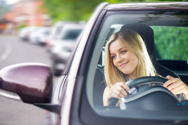 mujer joven en automóvil su coche - aprender a conducir fotos fotografías e imágenes de stock