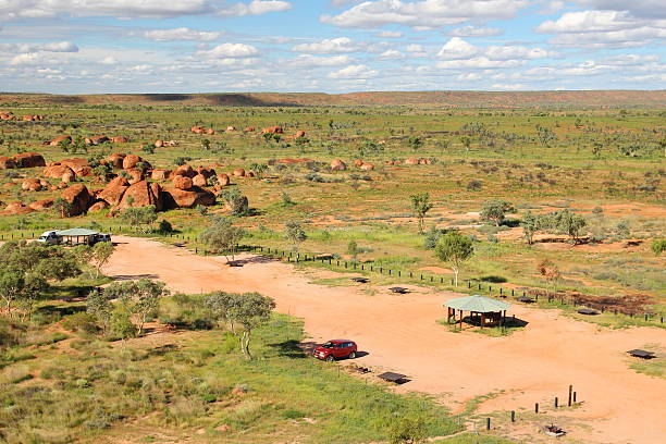 karlu karlu-devils marbles en el outback australia - devils marbles fotografías e imágenes de stock