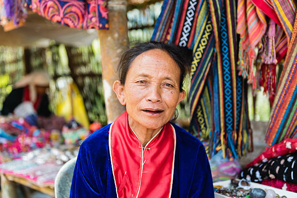 mujer de edad avanzada no identificada dara-ang (palaung) vende recuerdos - indigenous culture thailand people chiang mai province fotografías e imágenes de stock