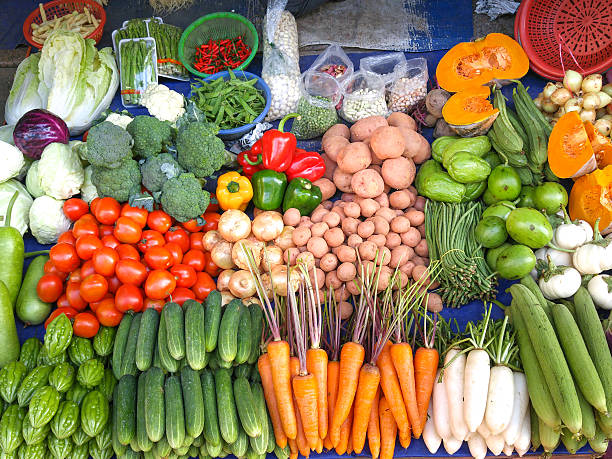 frutas e legumes em um mercado de agricultores - asparagus vegetable market basket - fotografias e filmes do acervo