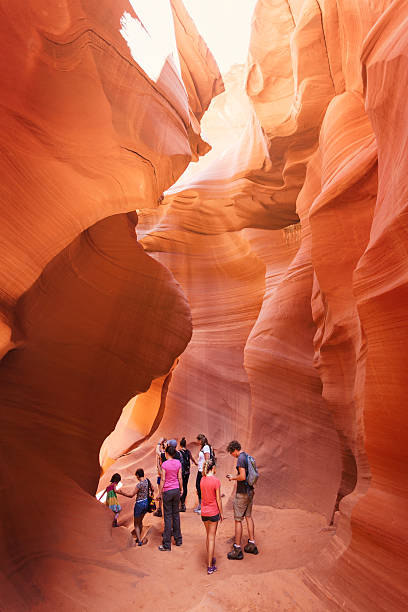 turistas visitam desfiladeiro antílope - lower antelope canyon - fotografias e filmes do acervo