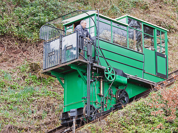 funicular carro ferroviario viaje entre lynton y lynmouth reino unido - cable car driver transportation occupation tramway fotografías e imágenes de stock