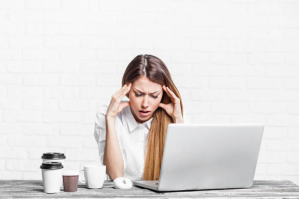 salientou negócios mulher um trabalhar num um computador portátil - failure relationship difficulties computer women imagens e fotografias de stock