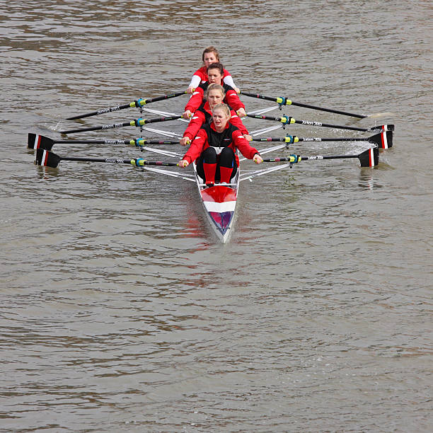 zespół młodych kobiet wioślarstwo do wyścigu początek punkt - sports team teamwork sport rowing fun zdjęcia i obrazy z banku zdjęć