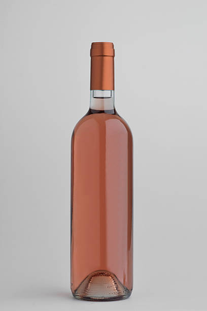 Garrafa de Vinho rosé sem marca - fotografia de stock