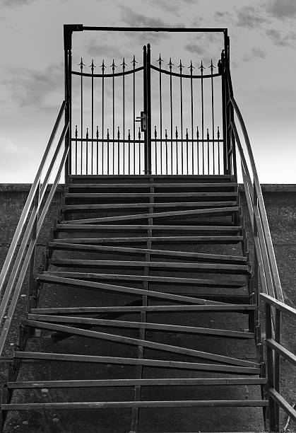 scale e porta - stairway to hell foto e immagini stock