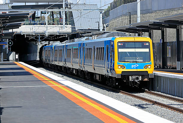 metropolitana treno ferma alla nuova basso livello di gardiner a melbourne - train australia electric train image foto e immagini stock