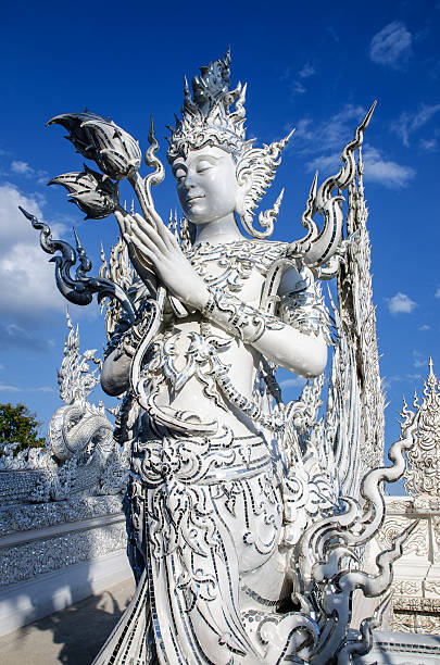 staue in weißer tempel wat rong khun in chiang rai - rong river khun wat thailand stock-fotos und bilder