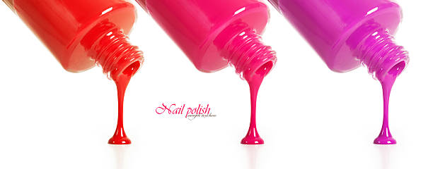 verniz para unhas - pampering nail polish make up spilling imagens e fotografias de stock