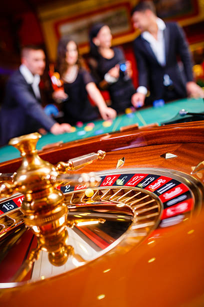 казино колесо рулетки - roulette table стоковые фото и изображения