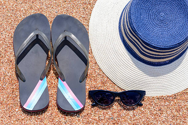 サングラス、スリップ slops と sunhat にトロピカルビーチ - slops ストックフォトと画像