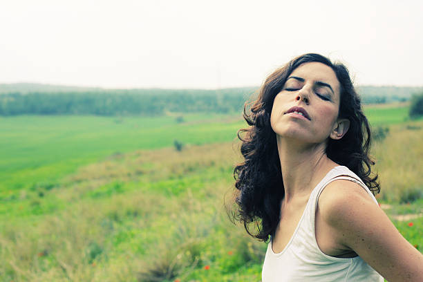 retrato de uma bela mulher de 40 anos - women 35 40 years confidence casual - fotografias e filmes do acervo