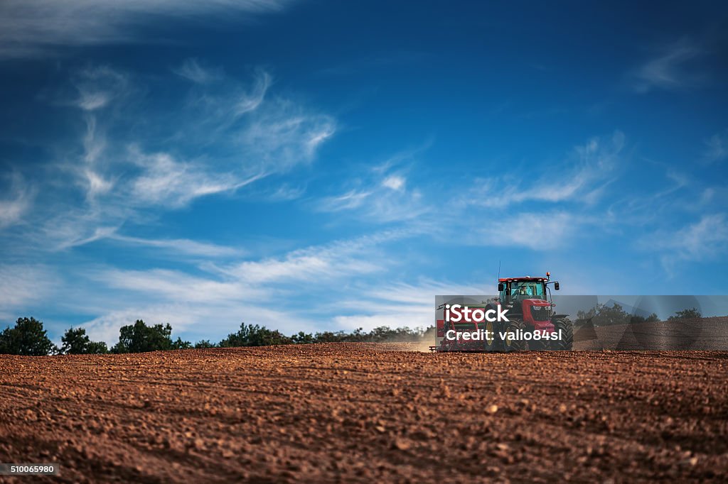 In der Landwirtschaft mit Traktor seeding Pflanzen im Feld - Lizenzfrei Traktor Stock-Foto