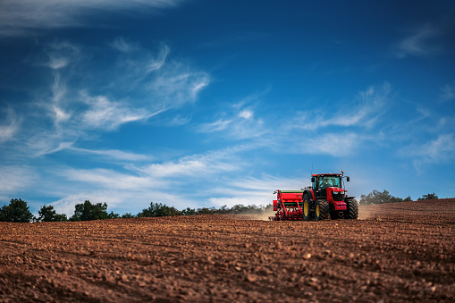 Farmer con inoculación cultivos tractor en el campo de photo