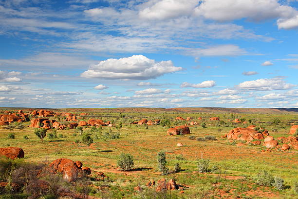karlu karlu-devils marbles en el outback australia - devils marbles fotografías e imágenes de stock