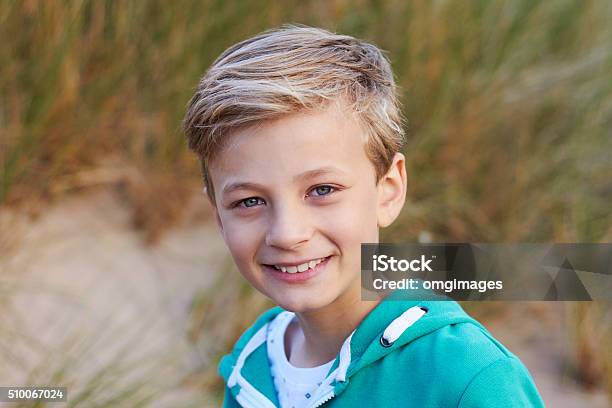 Cabeza Y Hombros Retrato De Niño Por Arena Dunas Foto de stock y más banco de imágenes de 8-9 años - 8-9 años, Niños, Niño