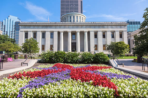 Ohio Statehouse with Colorful Flower Garden The Ohio Statehouse in Columbus Ohio is one of the finest examples of Greek Revival architecture in the United States. ohio ohio statehouse columbus state capitol building stock pictures, royalty-free photos & images