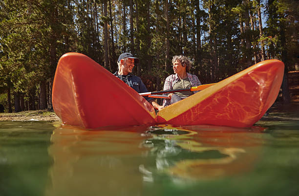 coppia anziana kayak in un lago - canoeing canoe senior adult couple foto e immagini stock