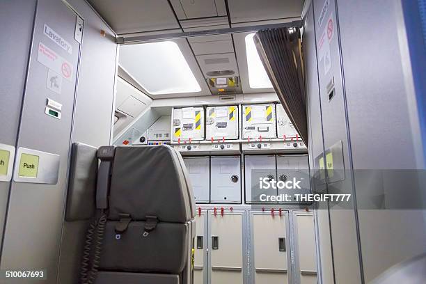 Essen Container In Einem Flugzeug Stockfoto und mehr Bilder von Flugzeug - Flugzeug, Innenaufnahme, Rückansicht